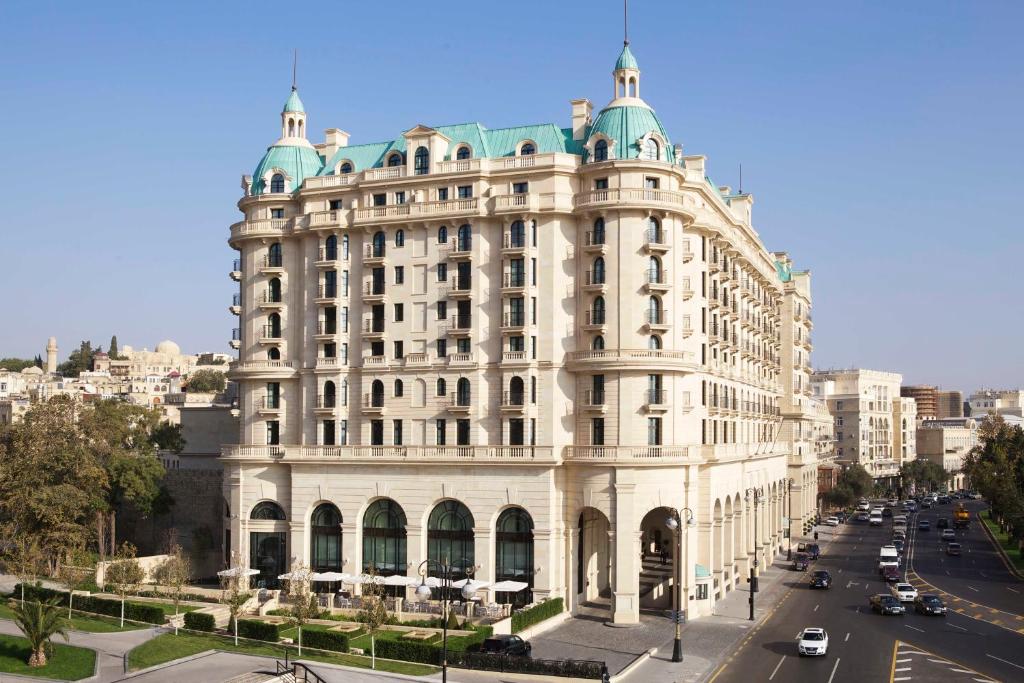 فندق فور سيزونز بالاس باكو: أسطورة الرفاهية والفخامة في قلب العاصمة الأذربيجانية
