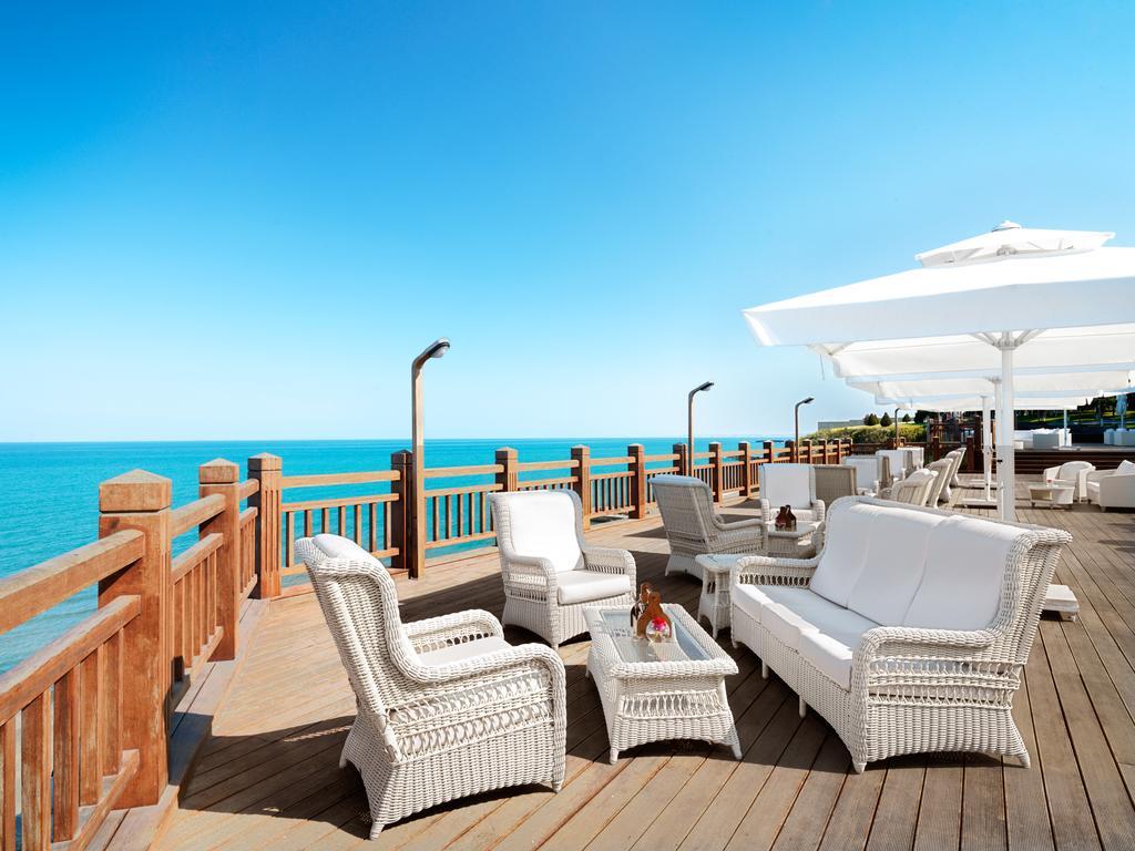 فندق باكو بيلفيو: تجربة فريدة من نوعها للرفاهية والأناقة على شاطئ البحر